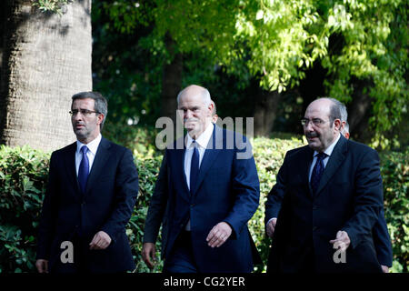 Le 10 novembre 2011 - Athènes, Grèce - sortant le premier ministre grec George PAPANDREOU(M) les feuilles de palais présidentiel. Le nouveau Premier Ministre grec Lucas PAPADEMOS parle aux médias devant le palais présidentiel. Lucas Papademos ancien vice-président de la Banque centrale européenne a été choisie pour diriger Banque D'Images