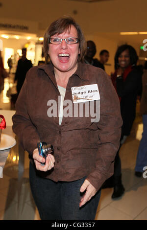 Debbie du juge 'Alex' show juge Alex visites des millions de milkshakes à Culver City, Westfield Mall, de créer son Judgie «Fudgie' agiter. Ingrédients : bananes, beurre d'arachide, Hersey, sirop et Glace Vanille. Culver City, USA - 14.12.10 Banque D'Images