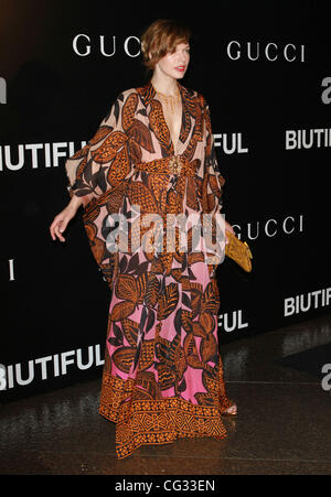 Milla Jovovich Los Angeles Premiere de 'Biutiful' tenue à la DGA Theatre - Arrivées Los Angeles, Californie - 15.12.10 Banque D'Images