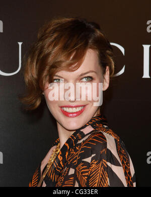 Milla Jovovich Los Angeles Premiere de 'Biutiful' tenue à la DGA Theatre - Arrivées Los Angeles, Californie - 15.12.10 Banque D'Images