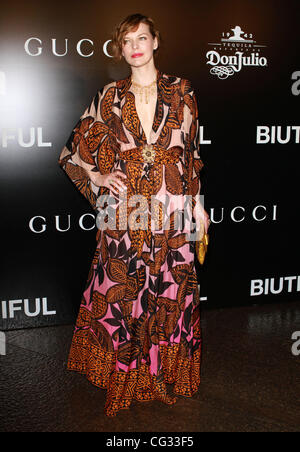 Milla Jovovich Los Angeles Premiere de 'Biutiful' tenue à la DGA Theatre - Arrivées Los Angeles, Californie - 15.12.10 Banque D'Images