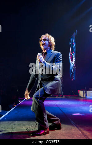 Mick Hucknall & sa bande rouge simplement exécuter au stade Motorpoint Arena. Sheffield, Angleterre, 16.12.10 Banque D'Images