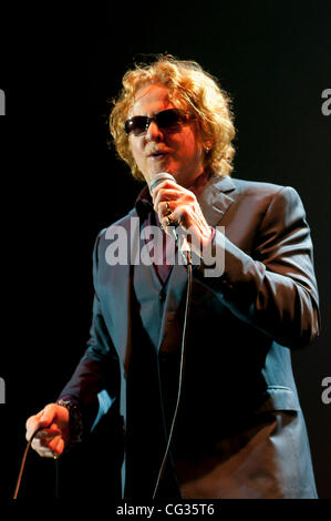 Mick Hucknall & sa bande rouge simplement exécuter au stade Motorpoint Arena. Sheffield, Angleterre, 16.12.10 Banque D'Images