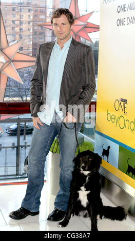 Josh Lucas avec son chien permet de donner Purina Loki d'un million de dollars en un jour à un organisme de bienfaisance au cours de l'Au-delà de Purina ONE $1 millions en une seule journée événement au Time Warner Center. La ville de New York, USA - 20.12.10 Banque D'Images