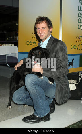 Josh Lucas avec son chien permet de donner Purina Loki d'un million de dollars en un jour à un organisme de bienfaisance au cours de l'Au-delà de Purina ONE $1 millions en une seule journée événement au Time Warner Center. La ville de New York, USA - 20.12.10 Banque D'Images