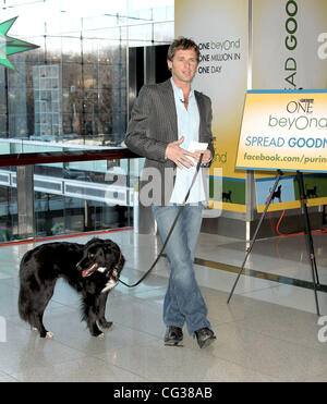 Josh Lucas avec son chien permet de donner Purina Loki d'un million de dollars en un jour à un organisme de bienfaisance au cours de l'Au-delà de Purina ONE $1 millions en une seule journée événement au Time Warner Center. La ville de New York, USA - 20.12.10 Banque D'Images