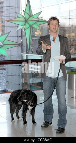 Josh Lucas avec son chien permet de donner Purina Loki d'un million de dollars en un jour à un organisme de bienfaisance au cours de l'Au-delà de Purina ONE $1 millions en une seule journée événement au Time Warner Center. La ville de New York, USA - 20.12.10 Banque D'Images