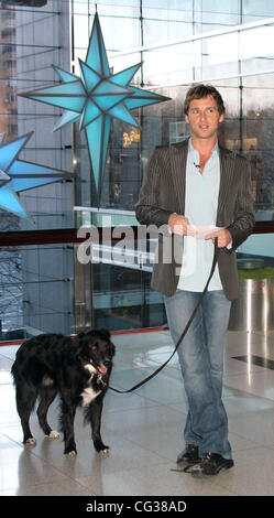 Josh Lucas avec son chien permet de donner Purina Loki d'un million de dollars en un jour à un organisme de bienfaisance au cours de l'Au-delà de Purina ONE $1 millions en une seule journée événement au Time Warner Center. La ville de New York, USA - 20.12.10 Banque D'Images