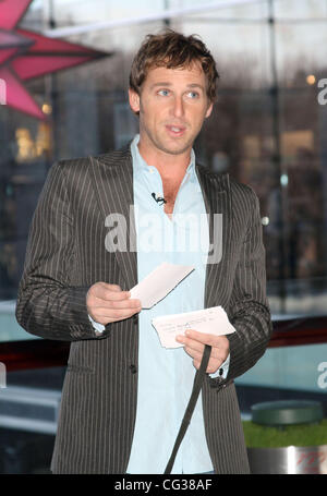 Josh Lucas avec son chien permet de donner Purina Loki d'un million de dollars en un jour à un organisme de bienfaisance au cours de l'Au-delà de Purina ONE $1 millions en une seule journée événement au Time Warner Center. La ville de New York, USA - 20.12.10 Banque D'Images