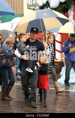 Mark Wahlberg et sa famille visiter la maison Santa un jour de pluie au cours d'une visite à la Grove Hollywood, Californie - 22.12.10 Banque D'Images