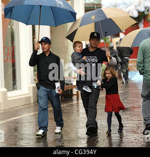 Mark Wahlberg et sa famille visiter la maison Santa un jour de pluie au cours d'une visite à la Grove Hollywood, Californie - 22.12.10 Banque D'Images