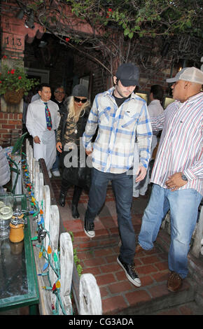 Christina Aguilera et son nouveau petit ami, Matt Rutler, laissez le lierre sur Robertson après une fin d'après-midi, le déjeuner du jour de l'an. Los Angeles, Californie - 31.12.2010 École Banque D'Images