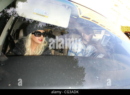 Christina Aguilera et son nouveau petit ami, Matt Rutler, laissez le lierre sur Robertson après une fin d'après-midi, le déjeuner du jour de l'an. Los Angeles, Californie - 31.12.2010 École Banque D'Images