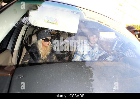 Christina Aguilera et son nouveau petit ami, Matt Rutler, laissez le lierre sur Robertson après une fin d'après-midi, le déjeuner du jour de l'an. Los Angeles, Californie - 31.12.2010 École Banque D'Images