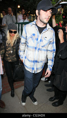 Christina Aguilera et son nouveau petit ami, Matt Rutler, laissez le lierre sur Robertson après une fin d'après-midi, le déjeuner du jour de l'an. Los Angeles, Californie - 31.12.2010 École Banque D'Images