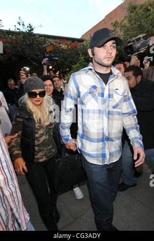 Christina Aguilera et son nouveau petit ami, Matt Rutler, laissez le lierre sur Robertson après une fin d'après-midi, le déjeuner du jour de l'an. Los Angeles, Californie - 31.12.2010 École Banque D'Images