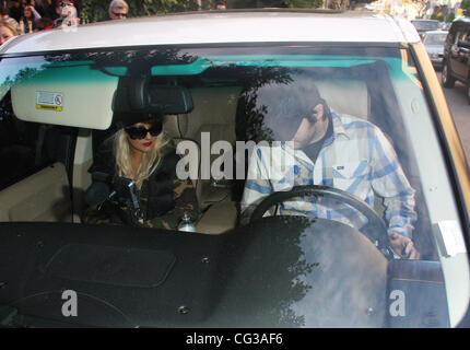 Christina Aguilera et son nouveau petit ami, Matt Rutler, laissez le lierre sur Robertson après une fin d'après-midi, le déjeuner du jour de l'an. Los Angeles, Californie - 31.12.2010 École Banque D'Images