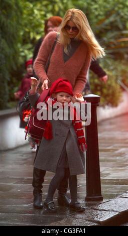 Claudia Schiffer prend ses enfants à l'école de Londres, Angleterre - 07.01.11 Banque D'Images