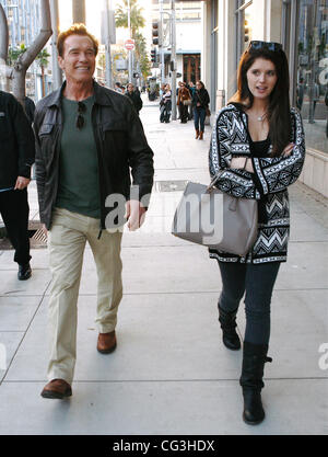 Arnold Schwarzenegger et sa fille Katherine Schwarzenegger shopping au magasin Pottery Barn dans Beverly Hills Los Angeles, Californie - 09.01.11 Banque D'Images