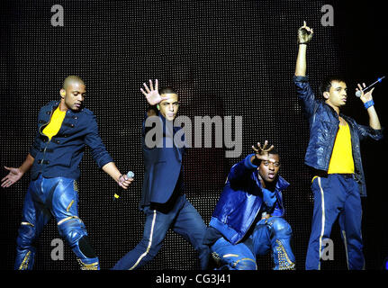 Jonathan Gill aka JB, Marvin Humes, Oritse Williams et Aston Merrygold JLS effectuer à l'O2 de Dublin, Irlande - 09.01.11. Banque D'Images