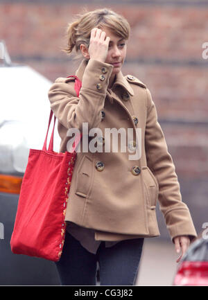 Coronation Street star Samia Smith quitter Granada Studios sans son anneau de mariage Manchester, Angleterre - 10.01.11 Banque D'Images