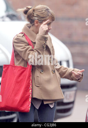 Coronation Street star Samia Smith quitter Granada Studios sans son anneau de mariage Manchester, Angleterre - 10.01.11 Banque D'Images