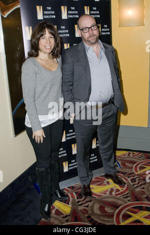 Robin Bronk et Paul Giamatti lors d'une preview de "Barney's version" de l'Initiative Creative Coalition Spotlight Dépistage - Série : New York, USA - 10.01.11 Banque D'Images