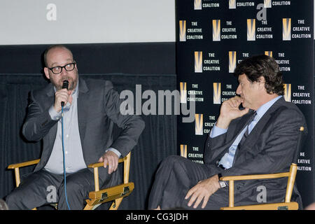 Paul Giamatti et Robert Lantos lors d'une preview de "Barney's version" de l'Initiative Creative Coalition Spotlight Dépistage - Série : New York, USA - 10.01.11 Banque D'Images