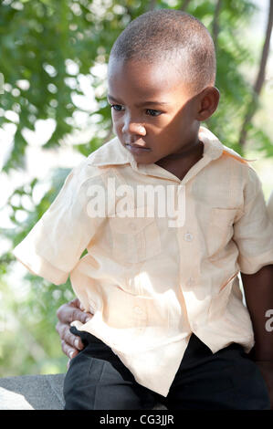 Andy Lamartiniere, 3, qui a perdu son bras droit dans le 12 janvier 2009 Séisme en Haïti Séisme en Haïti de Tearfund une année anniversaire Port-au-Prince, Haïti - 2010 Banque D'Images