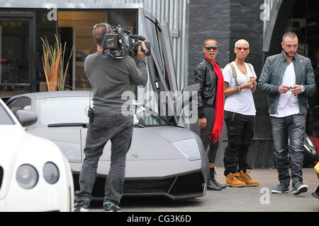 Amber Rose et sa sœur Theany regardant une Lamborghini à Platinum Motorsports à Hollywood. Los Angeles, Californie - 11.01.11 Banque D'Images
