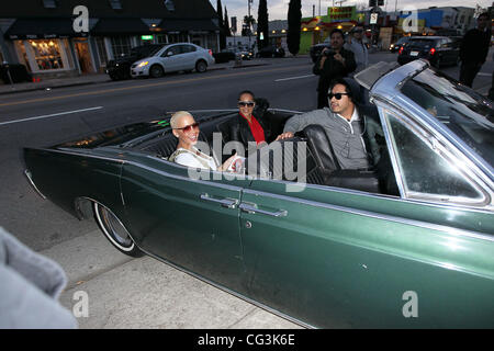 Amber Rose et sa sœur Theany regardant les voitures personnalisées du Platinum Motorsports à Hollywood. Los Angeles, Californie - 11.01.11 Banque D'Images