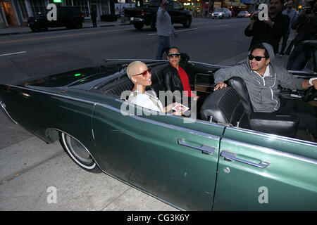 Amber Rose et sa sœur Theany regardant les voitures personnalisées du Platinum Motorsports à Hollywood. Los Angeles, Californie - 11.01.11 Banque D'Images