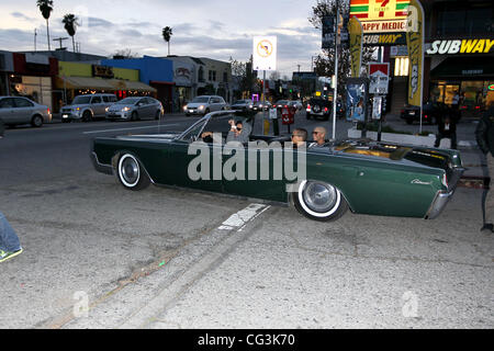 Amber Rose et sa sœur Theany regardant les voitures personnalisées du Platinum Motorsports à Hollywood. Los Angeles, Californie - 11.01.11 Banque D'Images