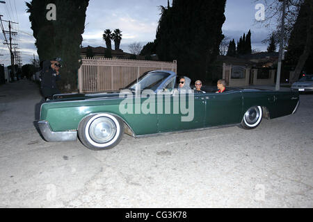 Amber Rose et sa sœur Theany regardant les voitures personnalisées du Platinum Motorsports à Hollywood. Los Angeles, Californie - 11.01.11 Banque D'Images