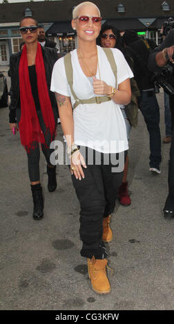 Amber Rose et sa sœur Theany regardant les voitures personnalisées du Platinum Motorsports à Hollywood. Los Angeles, Californie - 11.01.11 Banque D'Images