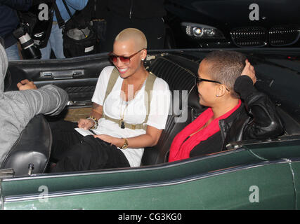 Amber Rose et sa sœur Theany regardant les voitures personnalisées du Platinum Motorsports à Hollywood. Los Angeles, Californie - 11.01.11 Banque D'Images