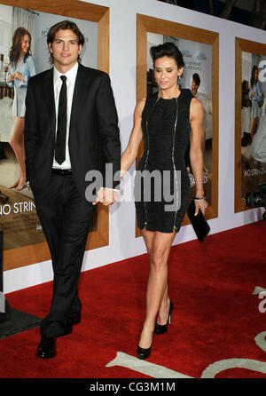 Ashton Kutcher et Demi Moore Los Angeles Premiere de 'No Strings Attached' qui s'est tenue au Regency Village Theatre de Los Angeles, Californie - 11.01.11 Banque D'Images