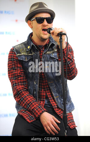 Joel Madden de Good Charlotte effectuant un concert acoustique à Macys Aventura, Floride - 15.01.11 Banque D'Images