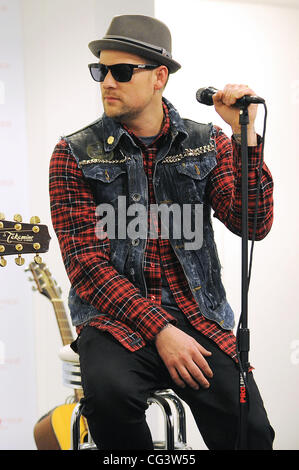 Joel Madden de Good Charlotte effectuant un concert acoustique à Macys Aventura, Floride - 15.01.11 Banque D'Images