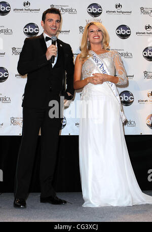 Tony Dovolani et Miss America 2011 Teresa Scanlan du Nebraska Miss America 2011 Conférence de presse au Planet Hollywood Resort and Casino Las Vegas, Nevada - 15.01.11 Banque D'Images