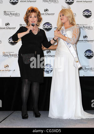 Joy Behar et Miss America 2011 Teresa Scanlan du Nebraska Miss America 2011 Conférence de presse au Planet Hollywood Resort and Casino Las Vegas, Nevada - 15.01.11 Banque D'Images