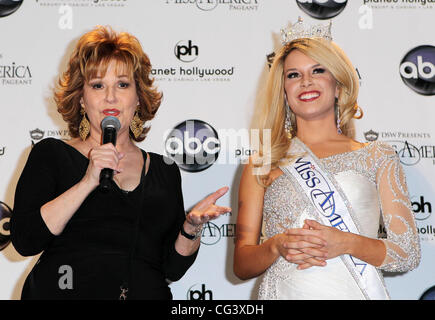 Joy Behar et Miss America 2011 Teresa Scanlan du Nebraska Miss America 2011 Conférence de presse au Planet Hollywood Resort and Casino Las Vegas, Nevada - 15.01.11 Banque D'Images