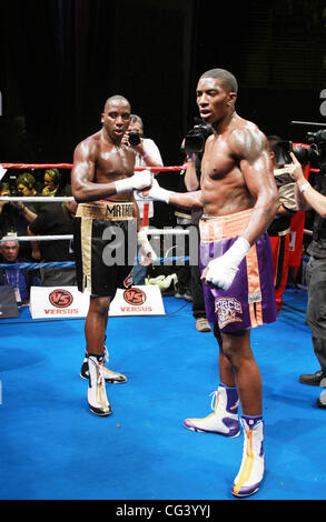 LA Matadors David Imoesiri gagne son combat plus Javonta boxer Force Memphis Charles LA Matadors vs Memphis vigueur dans les World Series of Boxing tenue au Club Nokia le 12 décembre 2010. Les Matadors a ensuite battu la force 4 à 1 Los Angeles, Californie - Banque D'Images