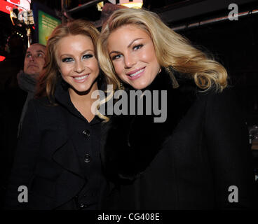 Julianne Hough et sœur Marabeth Hough 2011 célébrations du Nouvel An à Times Square New York City, USA - 01.01.11 Banque D'Images