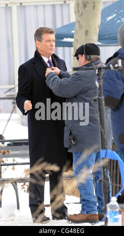 Pierce Brosnan sur le tournage du film "Je ne sais pas comment elle le fait." New York City, USA - 12.07.11 Banque D'Images