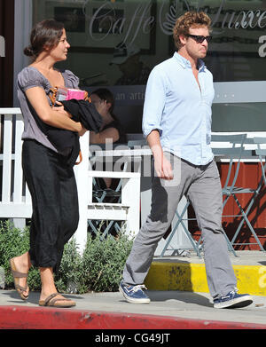 Le mentaliste' acteur, Simon Baker et sa femme Rebecca Rigg sont vus au Brentwood Country Mart. Brentwood, Californie - 26.01.11 Banque D'Images