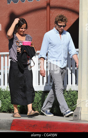 Le mentaliste' acteur, Simon Baker et sa femme Rebecca Rigg sont vus au Brentwood Country Mart. Brentwood, Californie - 26.01.11 Banque D'Images