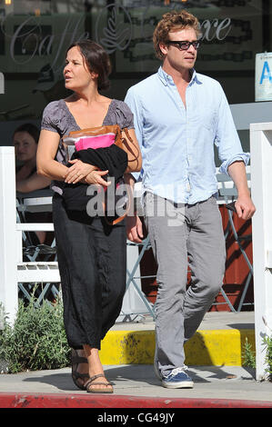 Le mentaliste' acteur, Simon Baker et sa femme Rebecca Rigg sont vus au Brentwood Country Mart. Brentwood, Californie - 26.01.11 Banque D'Images