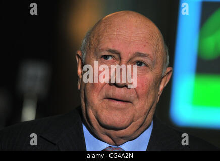 L'ancien Président sud-africain Frederik Willem de Klerk participe à la Fiducie d'Anne Frank le déjeuner annuel tenu à l'hôtel Hilton Park Lane. Londres, Angleterre - 27.01.11 Banque D'Images