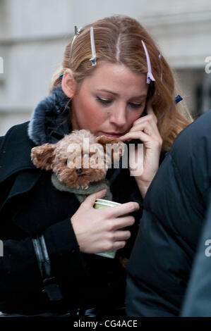 Blake Lively avec son chien caché dans son manteau sur le tournage de 'Gossip Girl' filmé dans l'Upper East Side de Manhattan. La ville de New York, USA - 27.01.11 Banque D'Images
